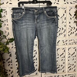 MAURICES FADED DENIM BLUE WITH DECO EMBROIDERY CAPRI PANTS JEANS